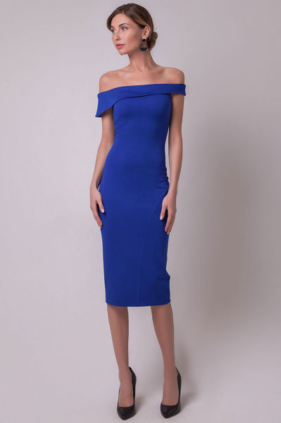 Платье с открытыми плечами 