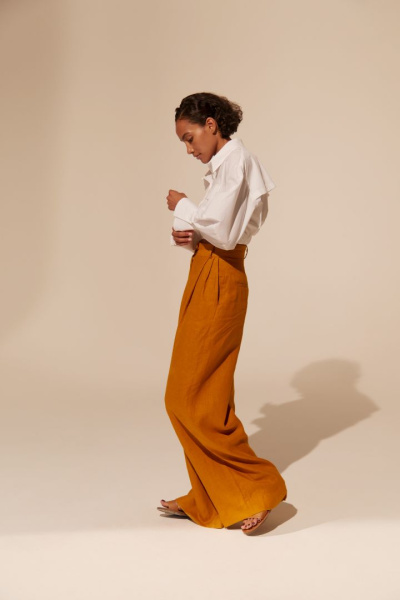 Брюки с защипами изо льна