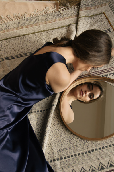 Атласное платье в бельевом стиле