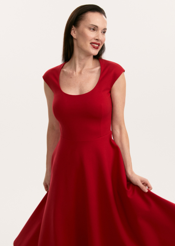 Платье с округлым вырезом