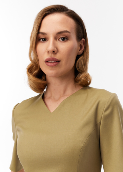 Платье с защипами на талии