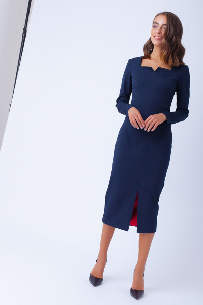 Платье - футляр с вырезом каре