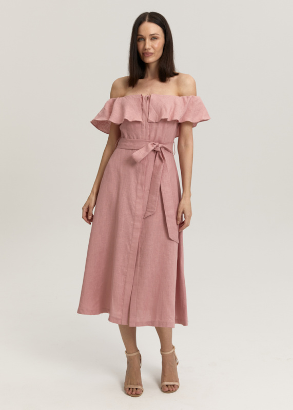 Приталенное платье с воланом