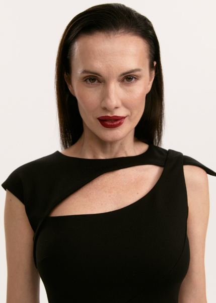 Платье с асимметричным вырезом