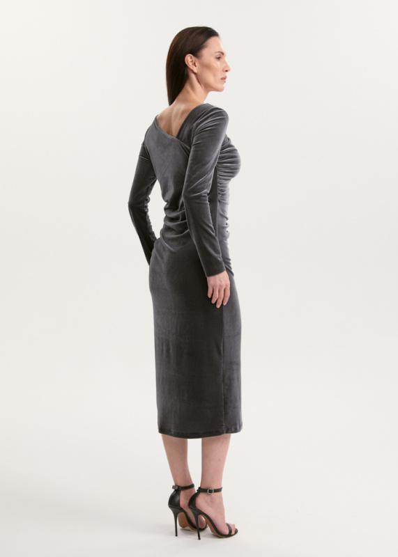 Бархатное платье с асимметричным вырезом