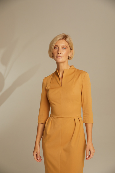 Платье-футляр с разрезом на горловине Платье-футляр с разрезом на горловине