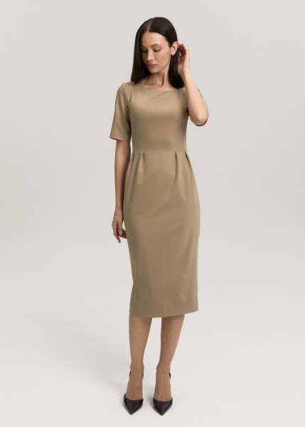 Платье с фигурным вырезом 