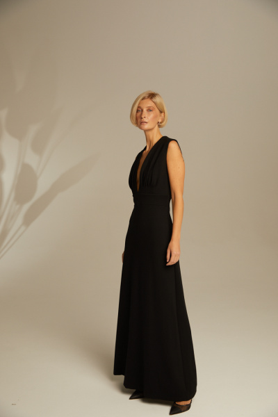 Платье с глубоким декольте