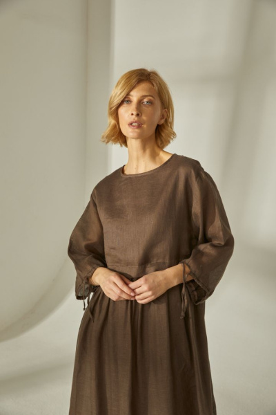 Льняное платье длины миди