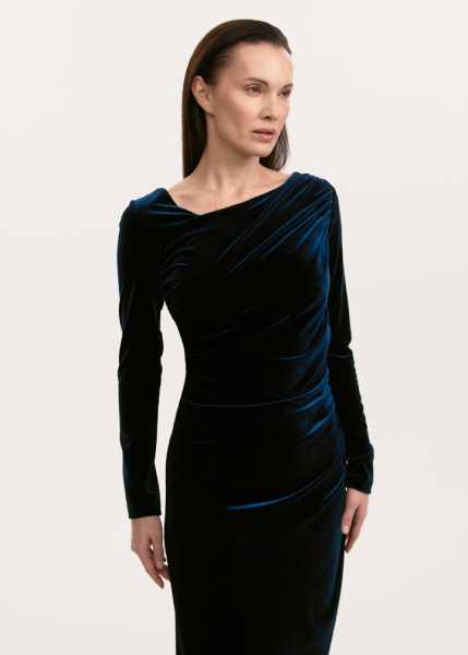 Бархатное платье с асимметричным вырезом