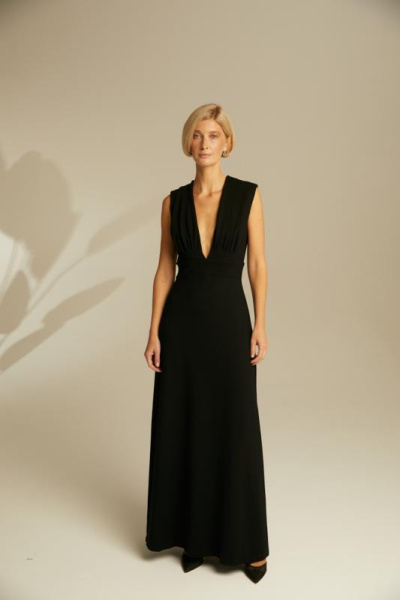 Платье с глубоким декольте