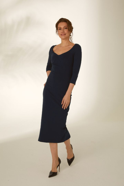 Платье футляр с вырезом декольте