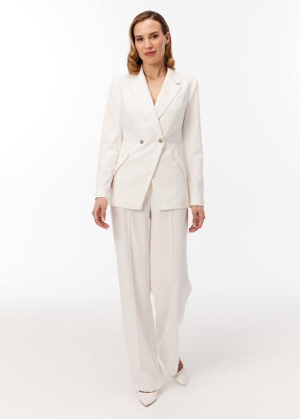 Деловой брючный костюм белого цвета