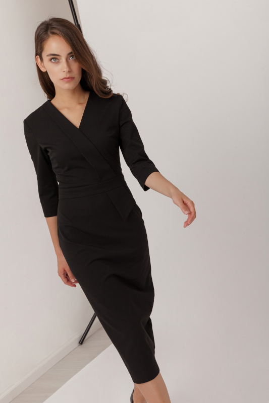 Платье с декоративной деталью Платье с декоративной деталью