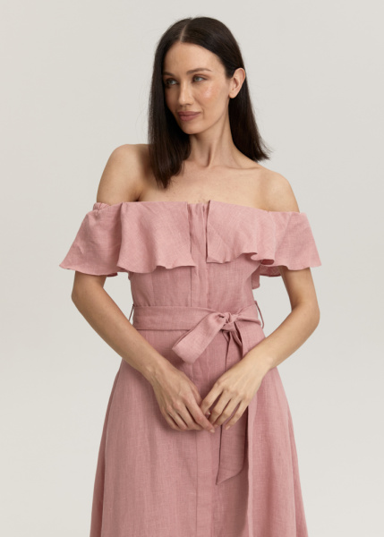 Приталенное платье с воланом 