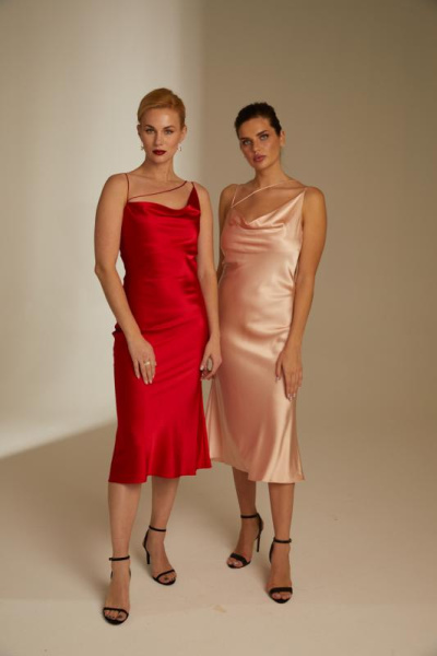 Атласное платье на бретелях