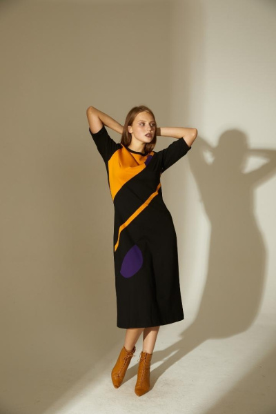 Платье с графическими вставками 