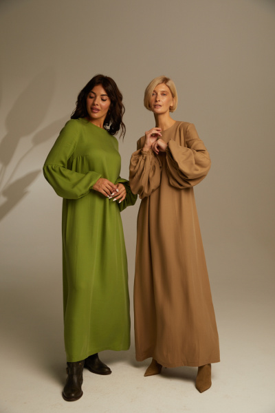 Платье с объемным рукавом