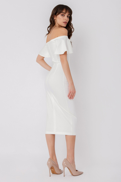 Платье с открытыми плечами 