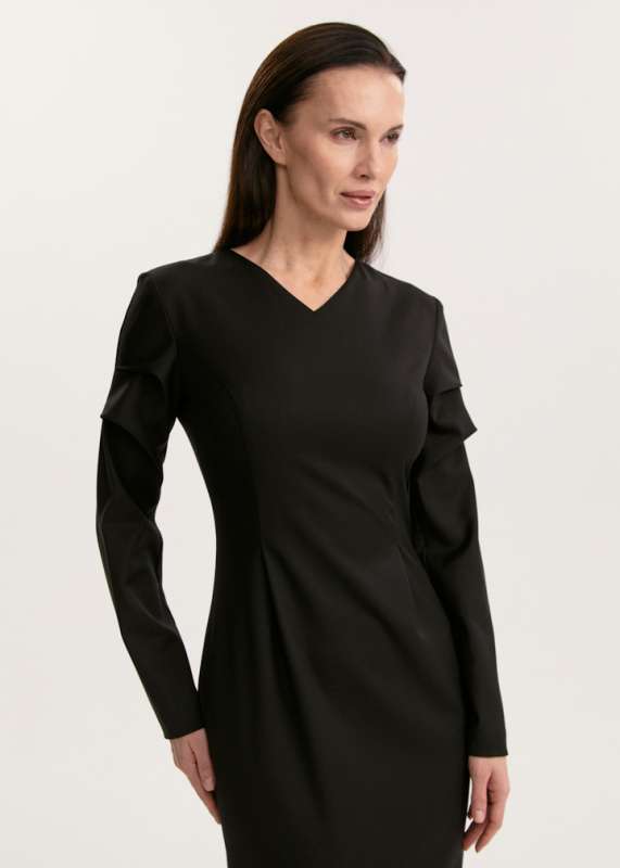 Платье с акцентными складками на рукавах