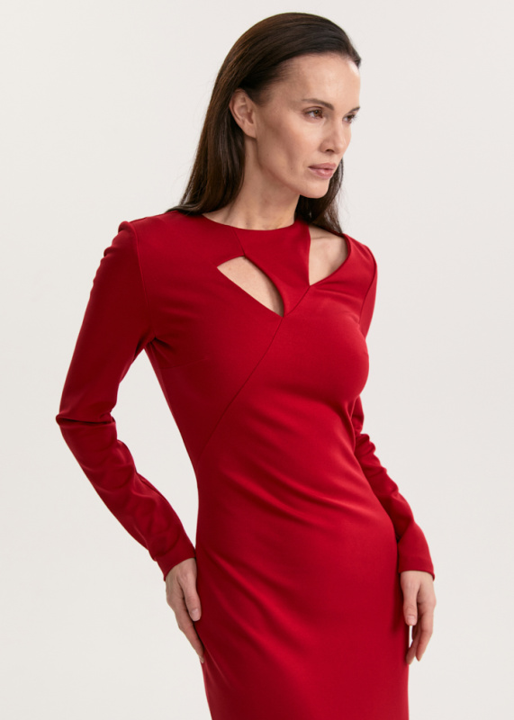 Платье с эффектными вырезами