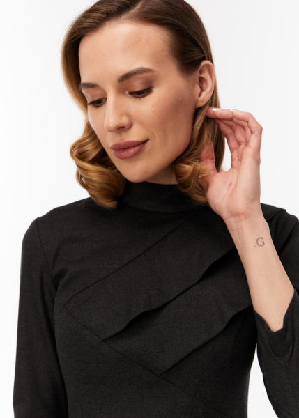 Платье с воланами и воротником-стойкой