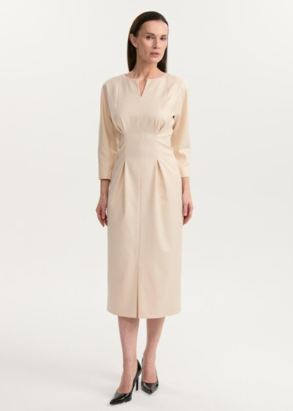 Платье с защипами на талии