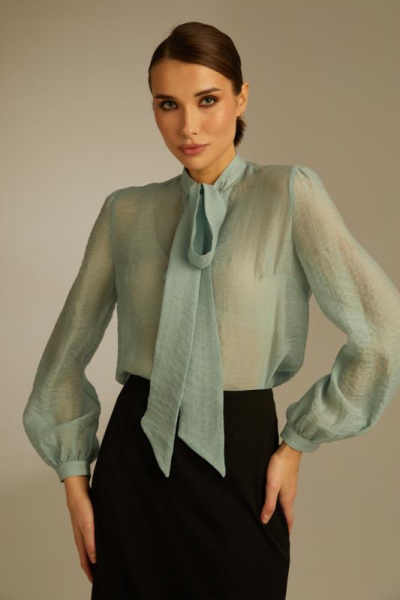 Блуза с декоративным бантом