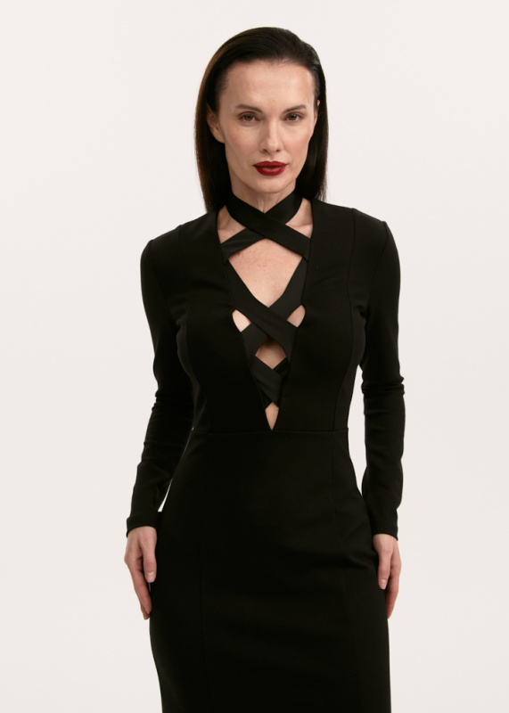 Элегантное платье с геометрическим вырезом