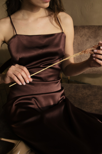 Атласное платье в бельевом стиле