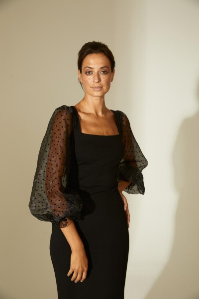 Коктейльное платье с вырезом каре