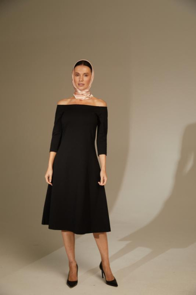 Платье с открытыми плечами