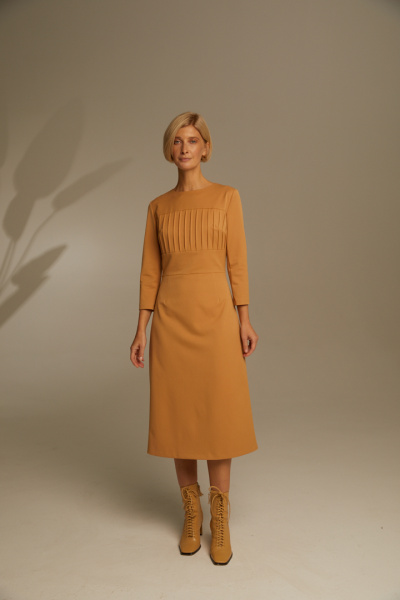 Платье с вертикальными прострочками