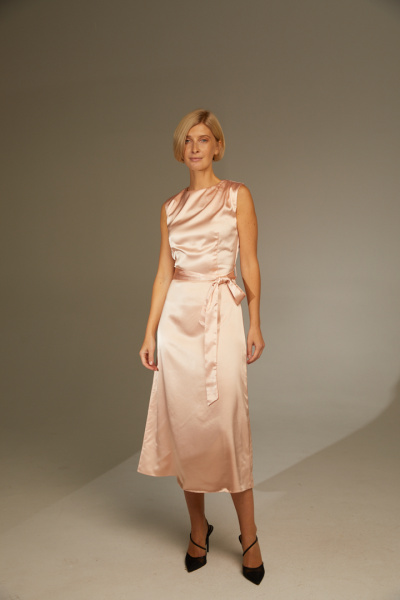 Приталенное платье с поясом из атласа