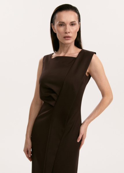 Платье с асимметричным разрезом