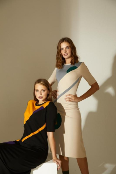 Платье с графическими вставками