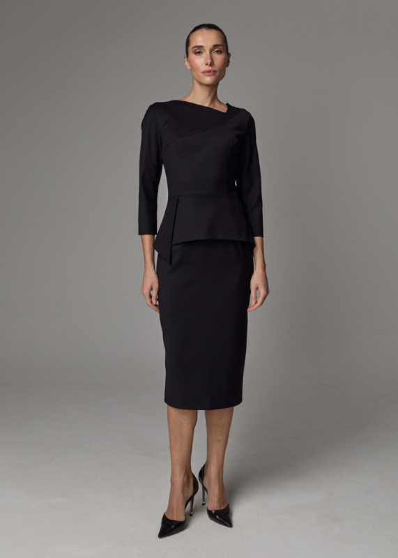 Платье футляр с баской Платье футляр с баской