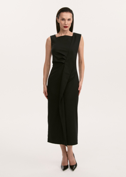 Платье с асимметричным разрезом