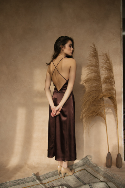 Атласное платье в бельевом стиле