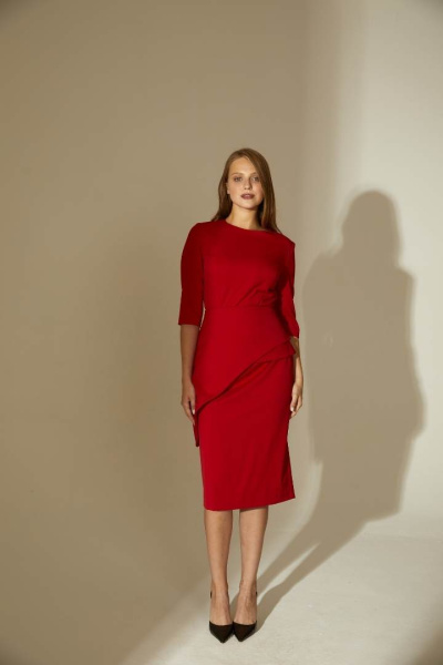 Платье-футляр с асимметричной баской