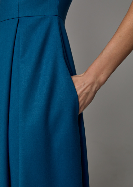 Платье с воротником стойка 