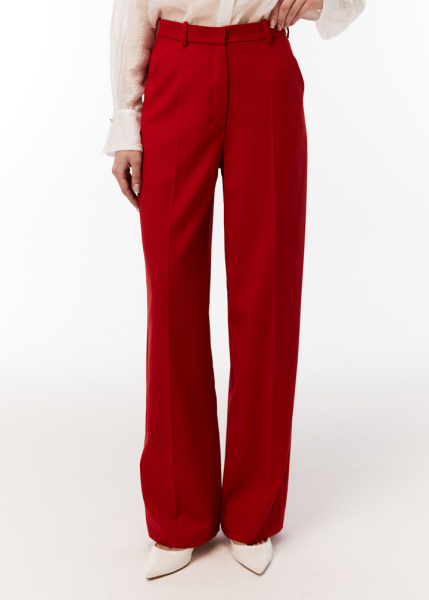 Деловой брючный костюм красного цвета