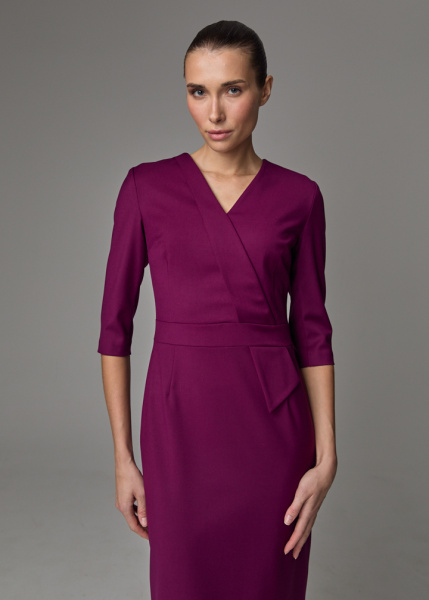 Платье с декоративной деталью  Платье с декоративной деталью