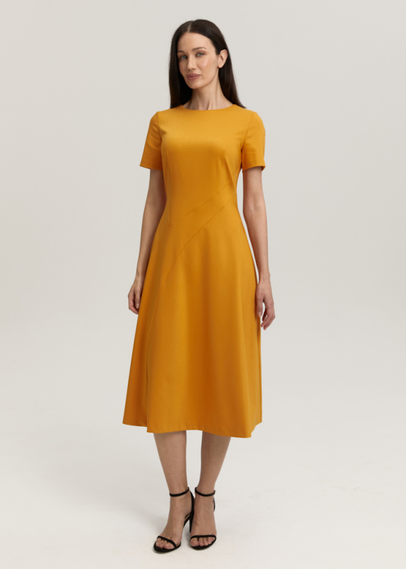 Платье с раклешеной юбкой