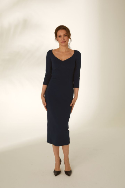 Платье футляр с вырезом декольте