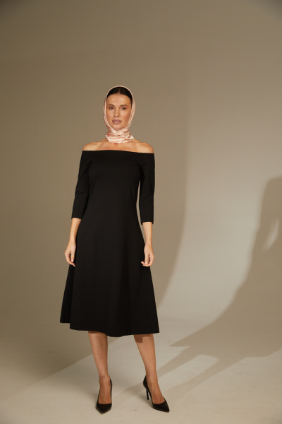 Платье с открытыми плечами