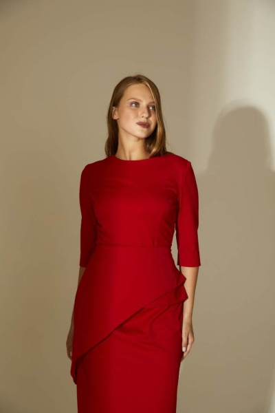 Платье-футляр с асимметричной баской