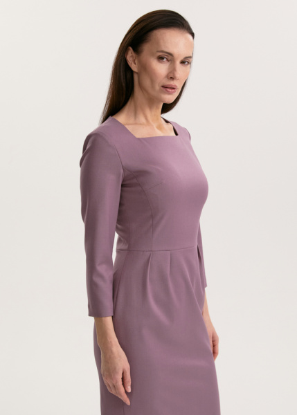 Платье с вырезом каре