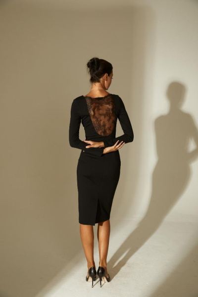 Платье с кружевной вставкой