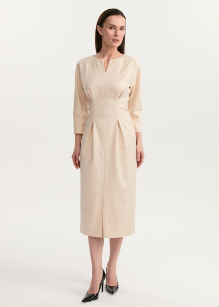 Платье с защипами на талии